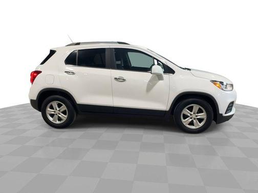 Summit White 2019 Chevrolet Trax FWD 4dr LT