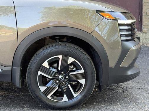 Canyon Bronze M 2025 Nissan Kicks SV