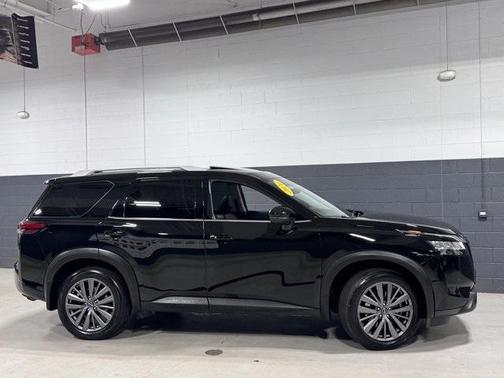 2024 Nissan Pathfinder SL