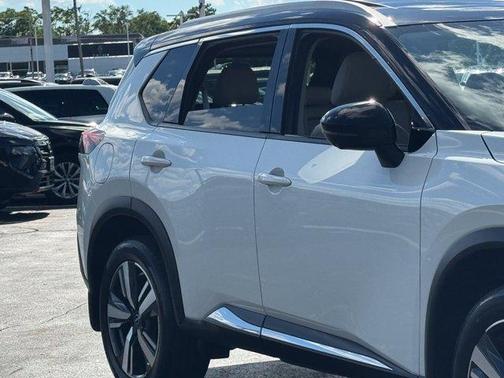 2 Tone White / Black Roof 2023 Nissan Rogue SL