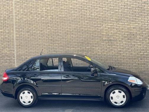 Super Black 2009 Nissan Versa 1.8 S