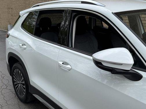 Pure White 2025 Volkswagen Tiguan 2.0T S
