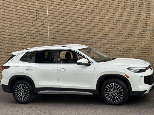 Pure White 2025 Volkswagen Tiguan 2.0T S