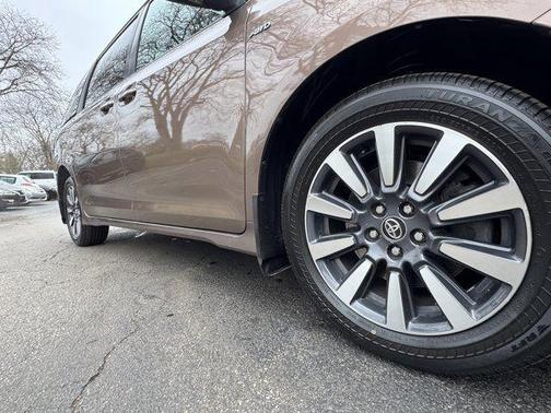 Toasted Walnut Pearl 2019 Toyota Sienna Limited Premium