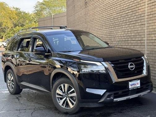 2024 Nissan Pathfinder SL