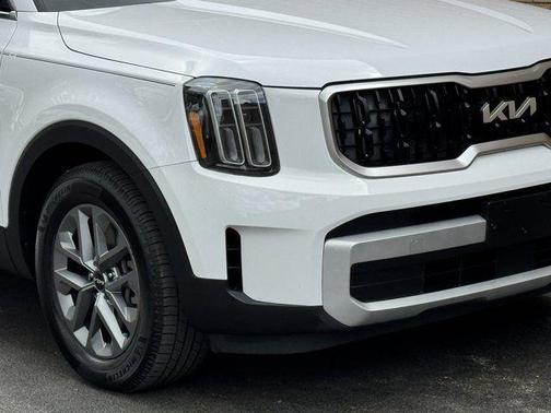 Glacial White Pearl 2024 Kia Telluride LX