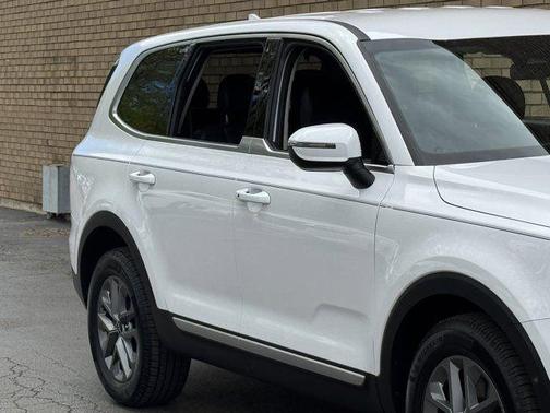 Glacial White Pearl 2024 Kia Telluride LX