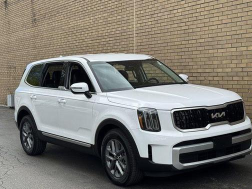 Glacial White Pearl 2024 Kia Telluride LX
