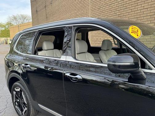 Ebony Black 2023 Kia Telluride S