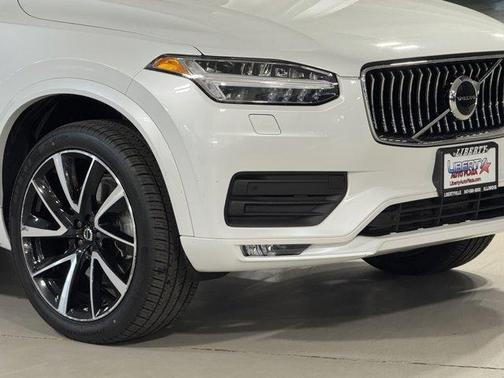 Crystal White 2022 Volvo XC90 T6 Momentum 6 Passenger