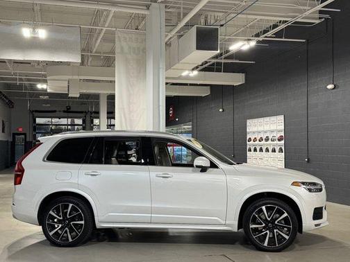 Crystal White 2022 Volvo XC90 T6 Momentum 6 Passenger