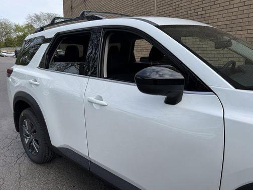 Everest White P 2026 Nissan Pathfinder SV