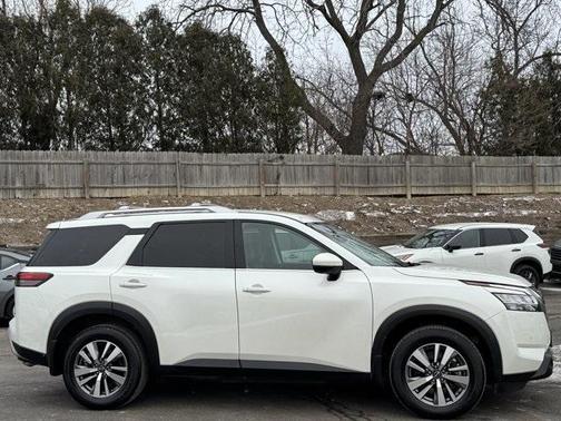 2022 Nissan Pathfinder SL