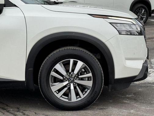 2022 Nissan Pathfinder SL