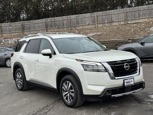 2022 Nissan Pathfinder SL