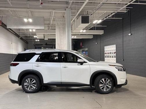 2025 Nissan Pathfinder SL