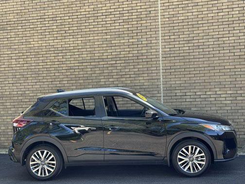 Super Black 2024 Nissan Kicks SV