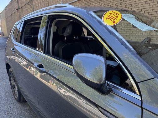 Platinum Gray Metallic 2024 Volkswagen Tiguan 2.0T SE