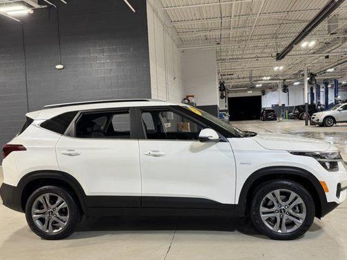 Snow White Pearl 2023 Kia Seltos S