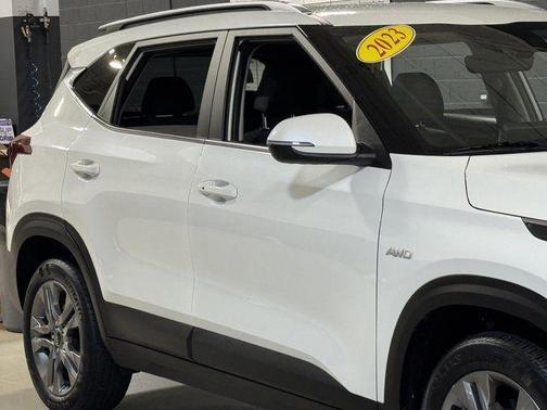 Snow White Pearl 2023 Kia Seltos S