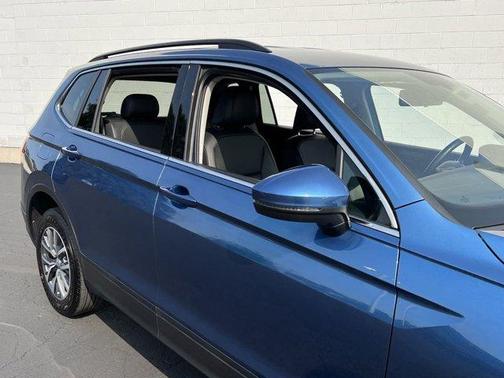 Photo 5 of 30 of 2019 Volkswagen Tiguan 2.0T SE