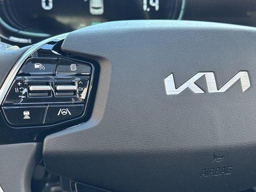Snow White Pearl 2025 Kia Niro EX Touring