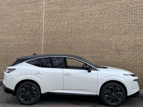 White / Black 2026 Nissan Murano Platinum
