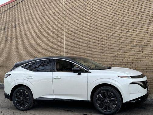 White / Black 2026 Nissan Murano Platinum