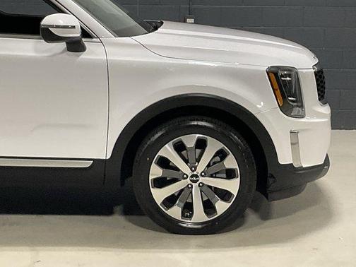 Glacial White Pearl 2022 Kia Telluride S