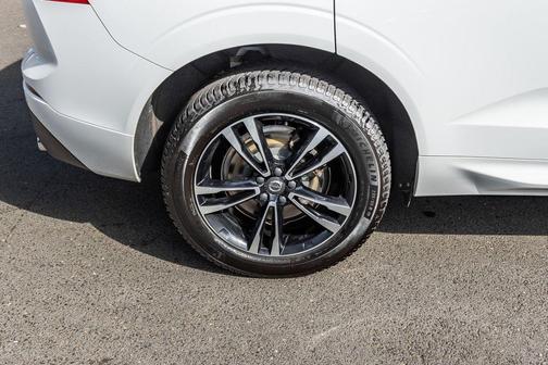 White 2020 Volvo XC60 T6 Momentum
