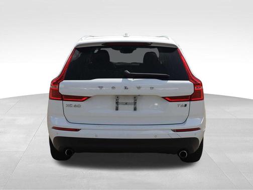 White 2020 Volvo XC60 T6 Momentum