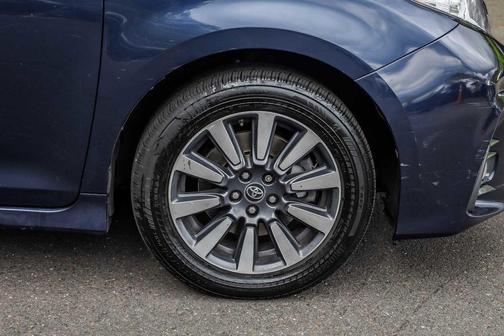 Parisian Night Pearl 2019 Toyota Sienna XLE Premium