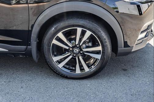 Super Black 2018 Nissan Kicks SR
