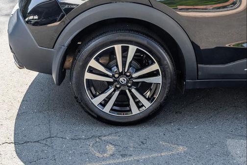 Super Black 2018 Nissan Kicks SR