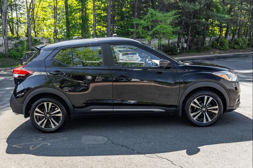 Super Black 2018 Nissan Kicks SR