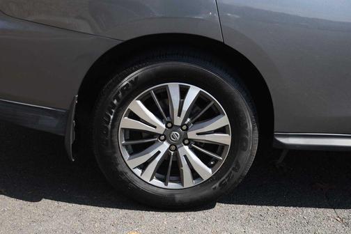 Gun Metallic 2017 Nissan Pathfinder SL