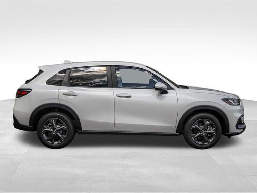 Platinum White Pearl 2026 Honda HR-V LX
