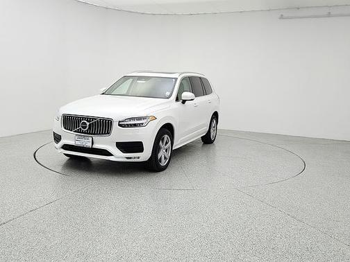 2022 Volvo XC90 T6 Momentum