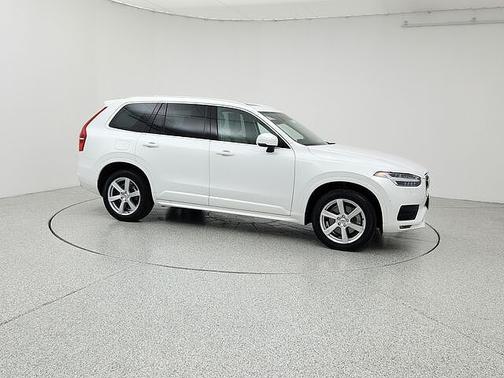 2022 Volvo XC90 T6 Momentum