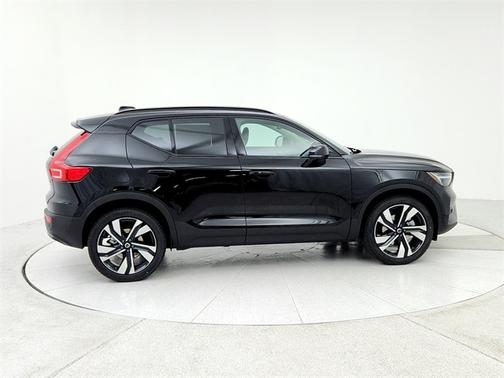2025 Volvo XC40 B5 Ultra Dark Theme