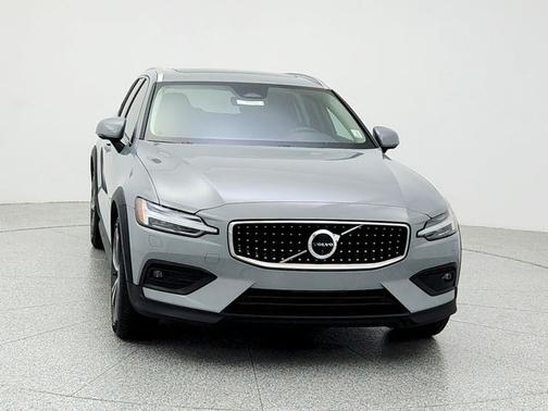 2025 Volvo V60 Cross Country B5 Plus
