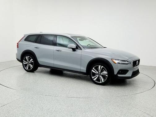 2025 Volvo V60 Cross Country B5 Plus