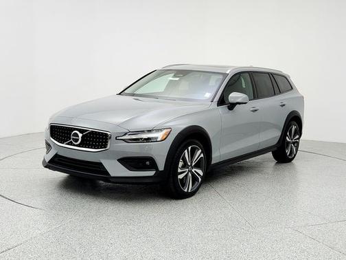 2025 Volvo V60 Cross Country B5 Plus