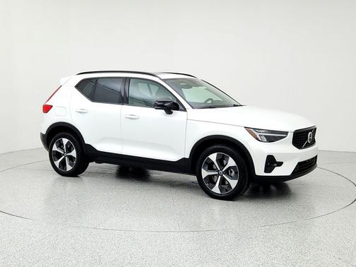 2023 Volvo XC40 B5 Plus Dark Theme