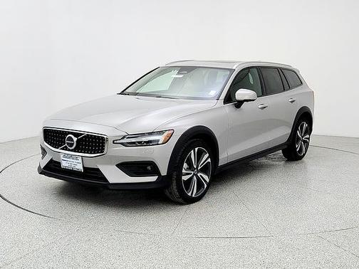 2025 Volvo V60 Cross Country Plus