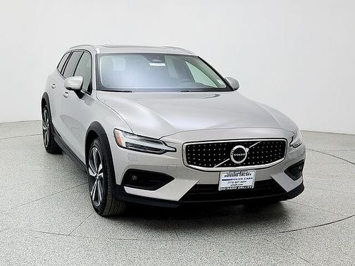 2025 Volvo V60 Cross Country Plus
