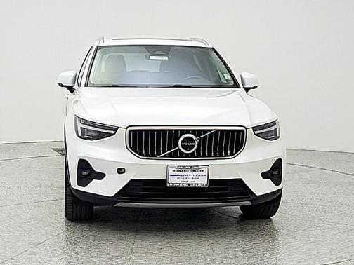Crystal White 2024 Volvo XC40 Plus