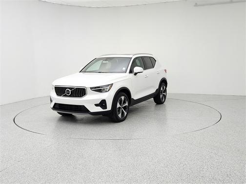 2025 Volvo XC40 B5 Plus Bright Theme