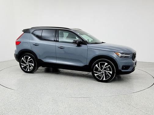 2022 Volvo XC40 R-Design