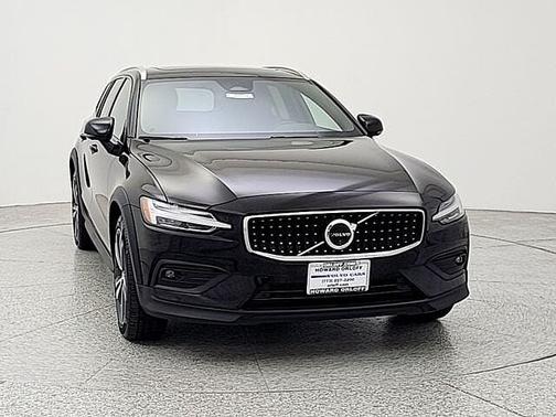 Onyx Black 2025 Volvo V60 Cross Country Plus